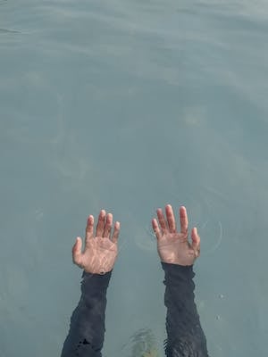 Ruce pod vodou